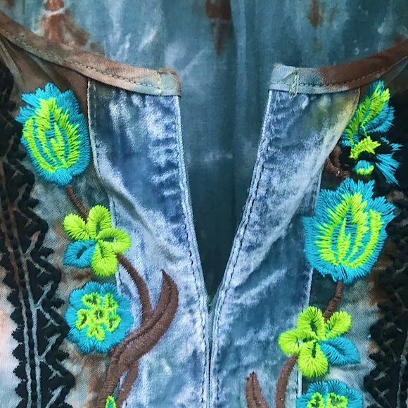 Boho top by Live and Let Live. Tie dye, eyelet sleeves & embroidered detail. XL - Picture 4 of 11